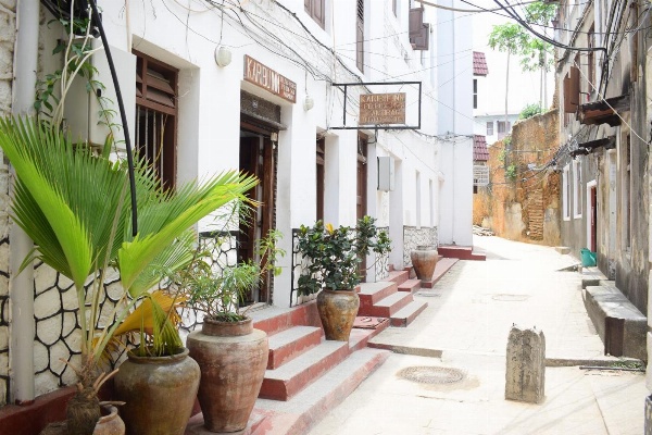 Karibu Inn image 1